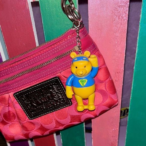 Interesting Y2K Winnie the Pooh keychain - Picture 1 of 5